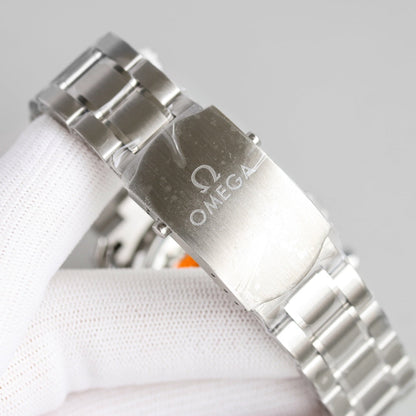 Omega Speedmaster Chronograph Silbernes Zifferblatt